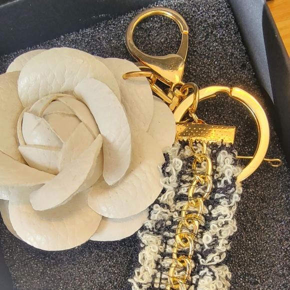 Camellìa flowers key chain - Picture 3 of 3